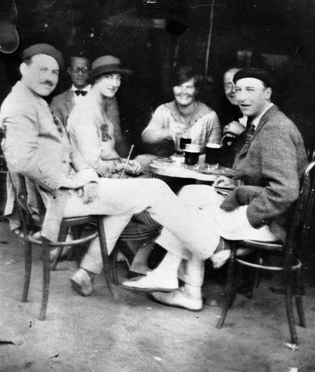 Hemingway y amigos en la terraza del Café Iruña en 1926. Foto: Ernest Hemingway Photograph Collection, John F. Kennedy Presidential Library and Museum, Boston.