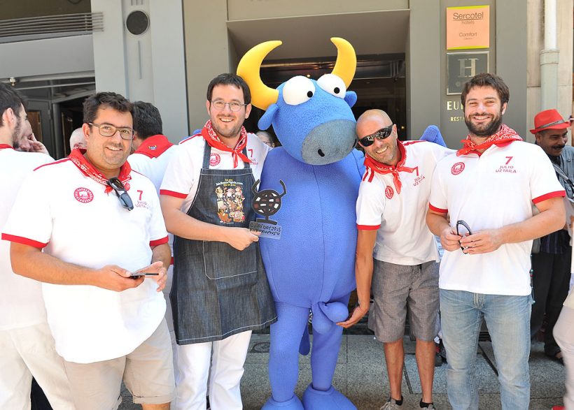 Jean Pierre Gonnord, premio Guiri del Año 2015, con sus amigos y MIster Testis, el toro azul de Kukuxumusu.