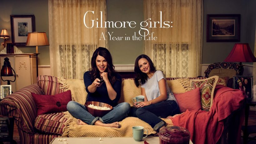Imagen promocional de las chicas Gilmore en Netflix donde se ve a madre e hija en un sofá dispuestas a ver la televisión
