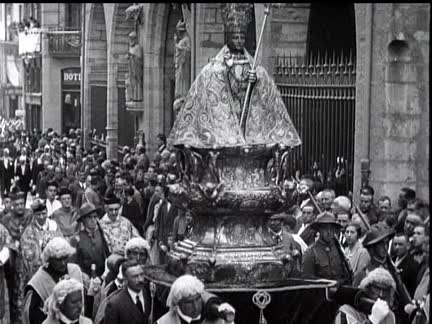 Imagen de la procesión de Sanfermin de 1929 con asistencia masiva de público en San Saturnino