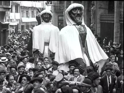 Los gigantes pasando por la puerta de San Saturnino en San Fermín de 1929
