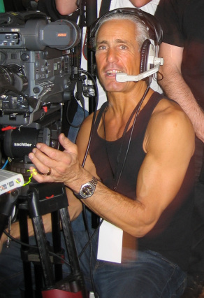 En la  imagen se puede ver al protagonista, Bill Marpet, manejando una cámara de cine y con unos cascos recibiendo instrucciones de audio del realizador.
