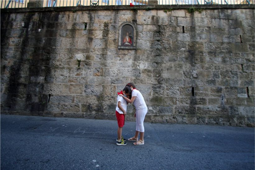 Imagen de David González del Campo frente a la horncina en Santo Domingo donde una madre abraza a su hijo triste por no poder vivir la fiesta