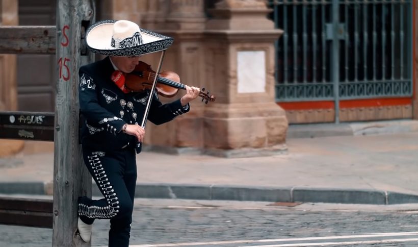 Se puede ver al violinista del Mariachi Zacatecas apoyado en el vallado del encierro mientras interpreta el vals de astrain en solitario